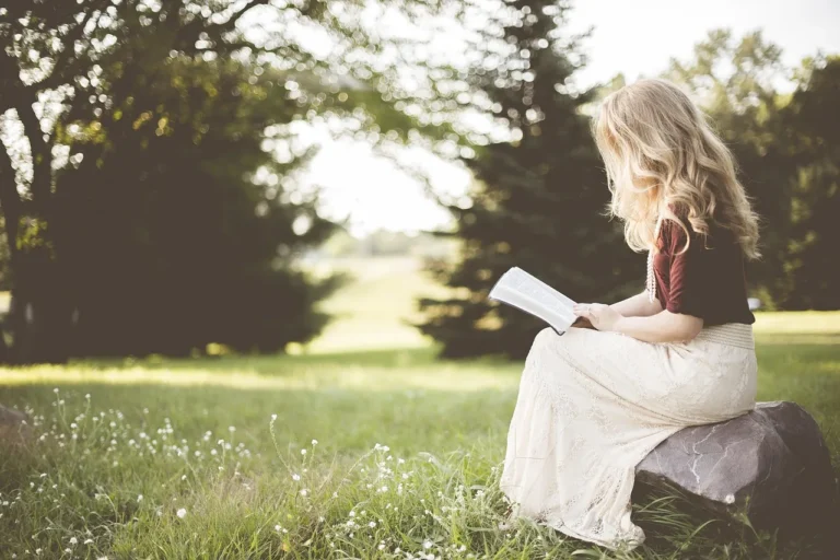 Blonde, girl, book - ESL: Chunk Thought Groups in 7–14 Days with Prof Alex’s App