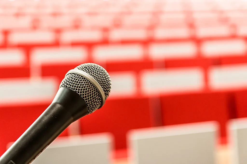Microphone, it, lecture - Pronunciation Feedback for Academic English