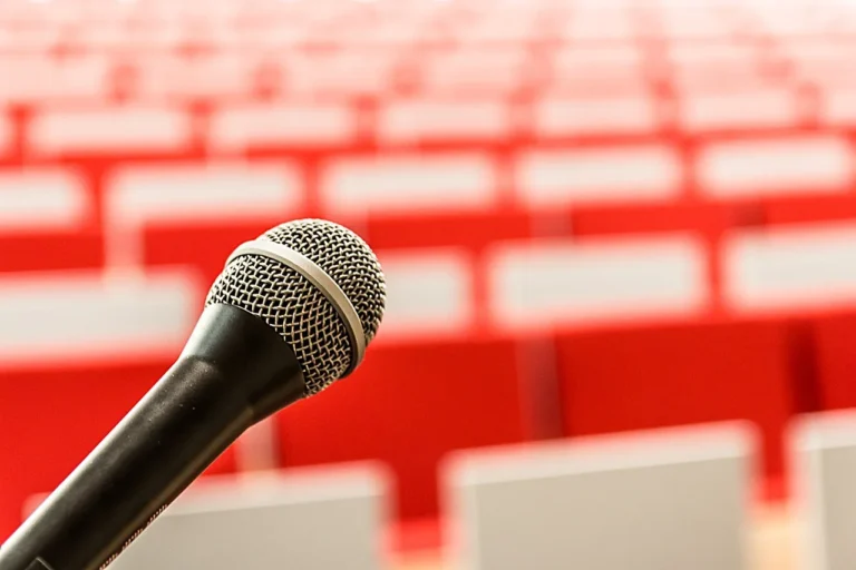 Microphone, it, lecture - Pronunciation Feedback for Academic English